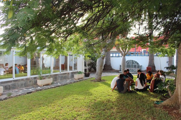 Jardin y alumnos bachelor